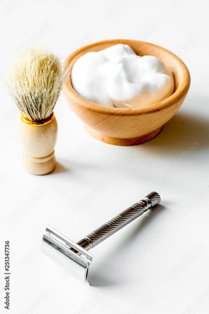 带刮胡子工具的白色桌面