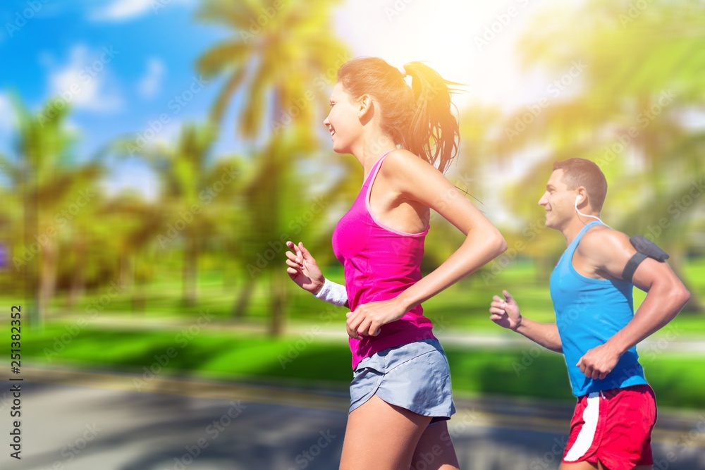 健身、运动、友谊和生活方式理念——微笑的情侣一起跑步