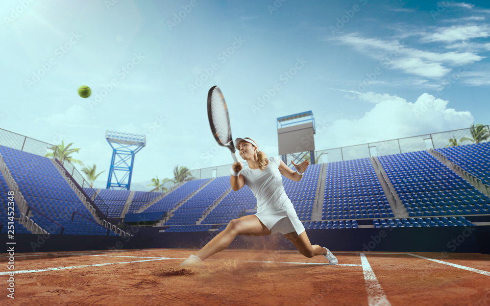 职业网球场上的网球女孩。