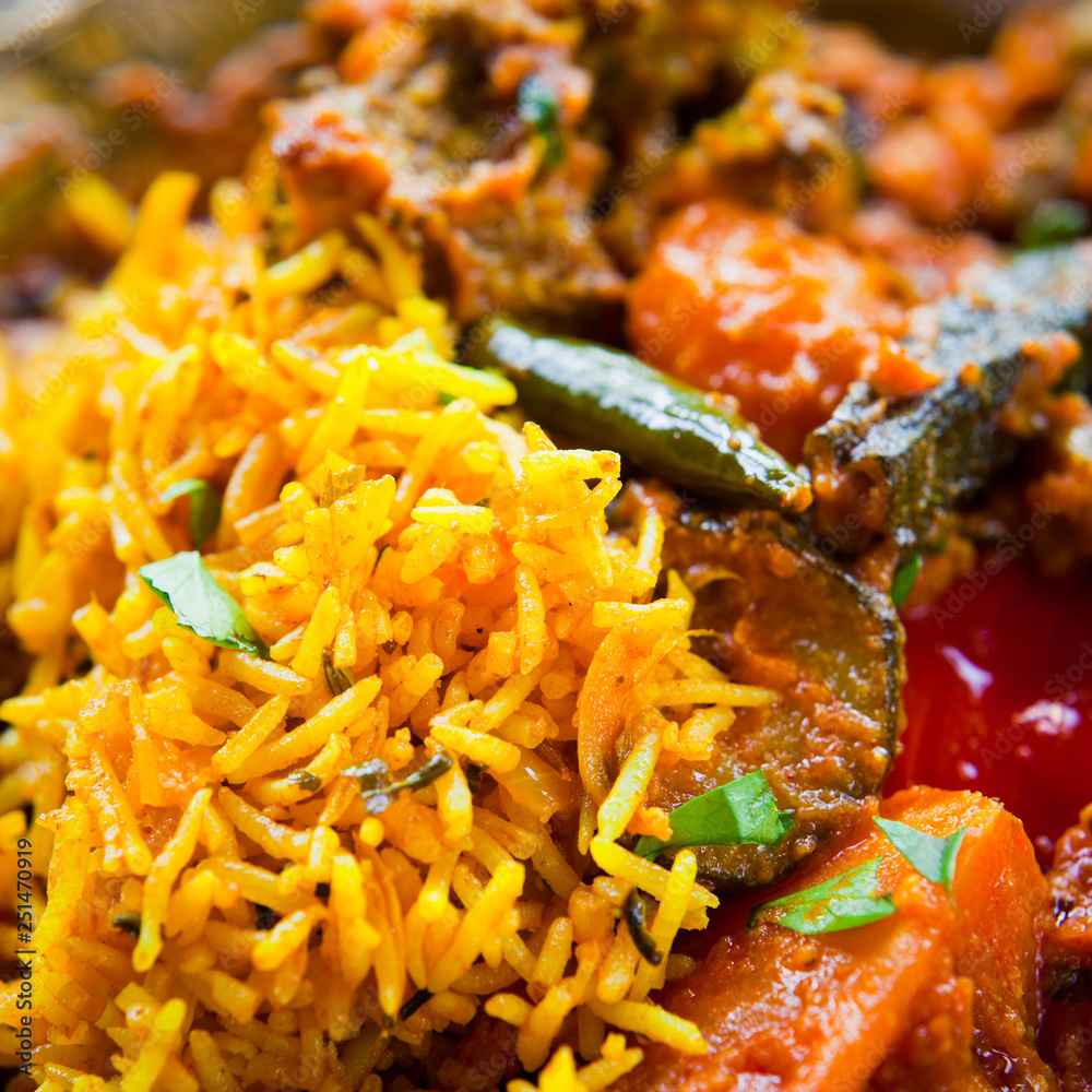 传统金属板上的印度蔬菜咖喱配藏红花饭。