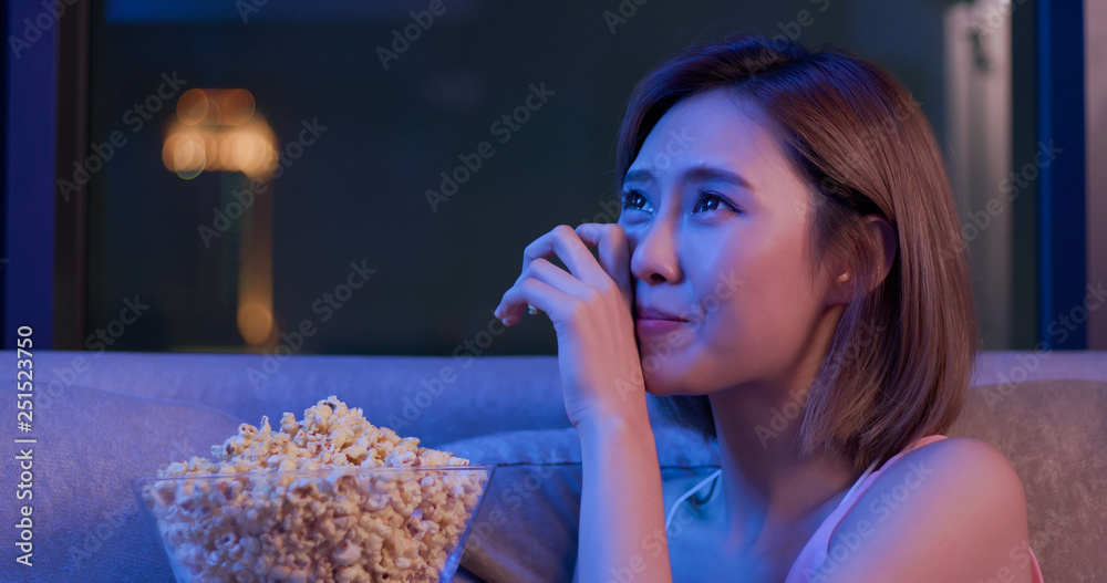 女人看电影时哭