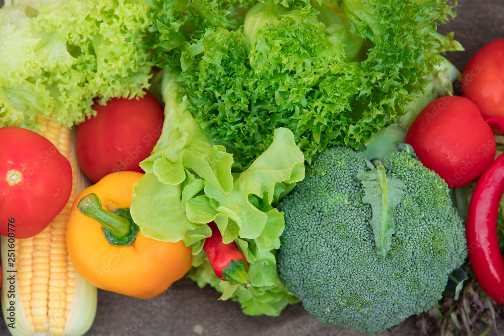 木质有机蔬菜，新鲜有机蔬菜。有机蔬菜和水果，食品背景。