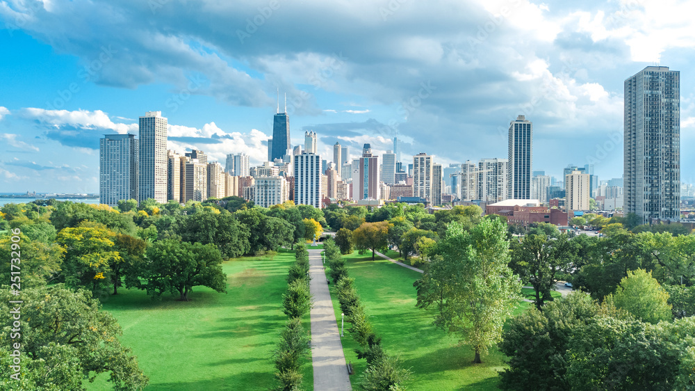 从上方俯瞰芝加哥天际线、密歇根湖和芝加哥市中心的摩天大楼