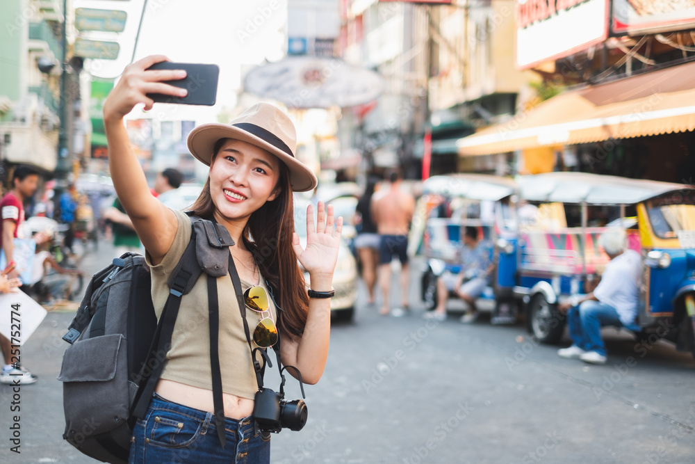 亚洲女性旅游背包客在泰国曼谷考山路旅行