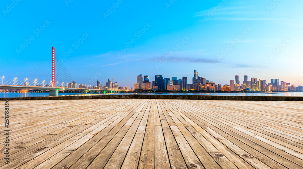日出时的空木板平台和杭州城市天际线