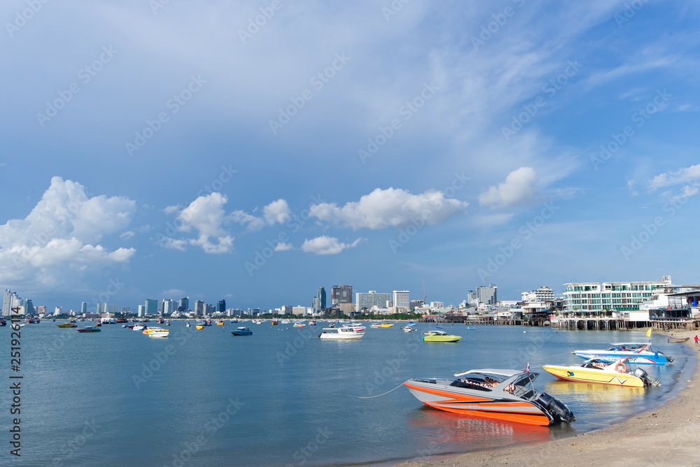 许多小游艇和小船在泰国芭堤雅海滩航行。白天天空美丽