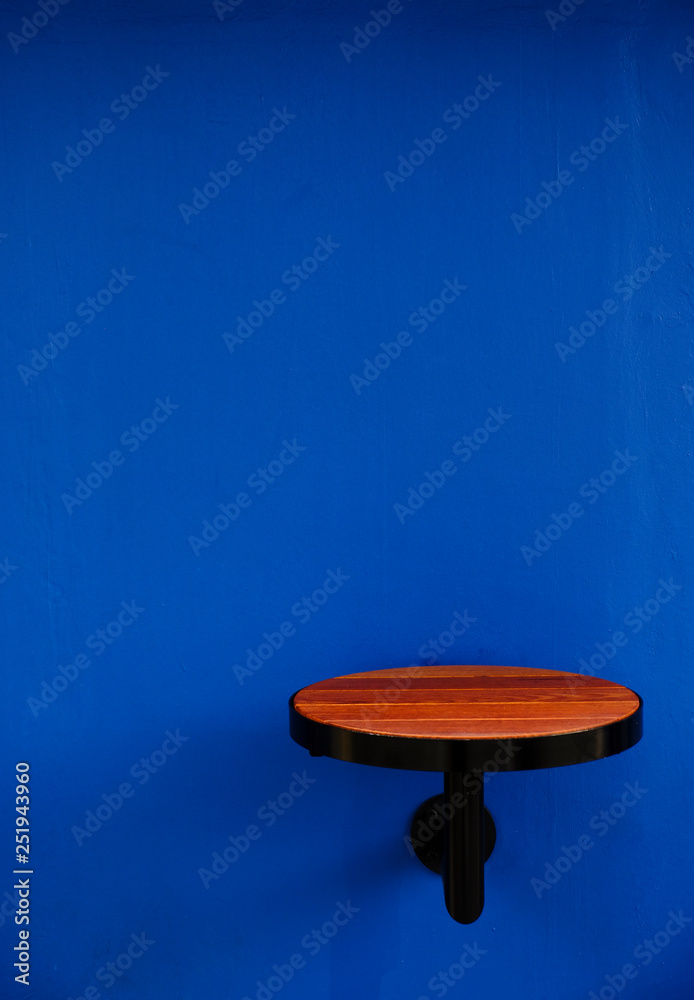 蓝墙上的小桌子