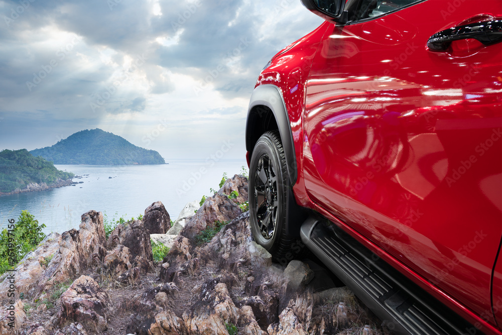 红色4x4汽车穿越山海，冒险概念