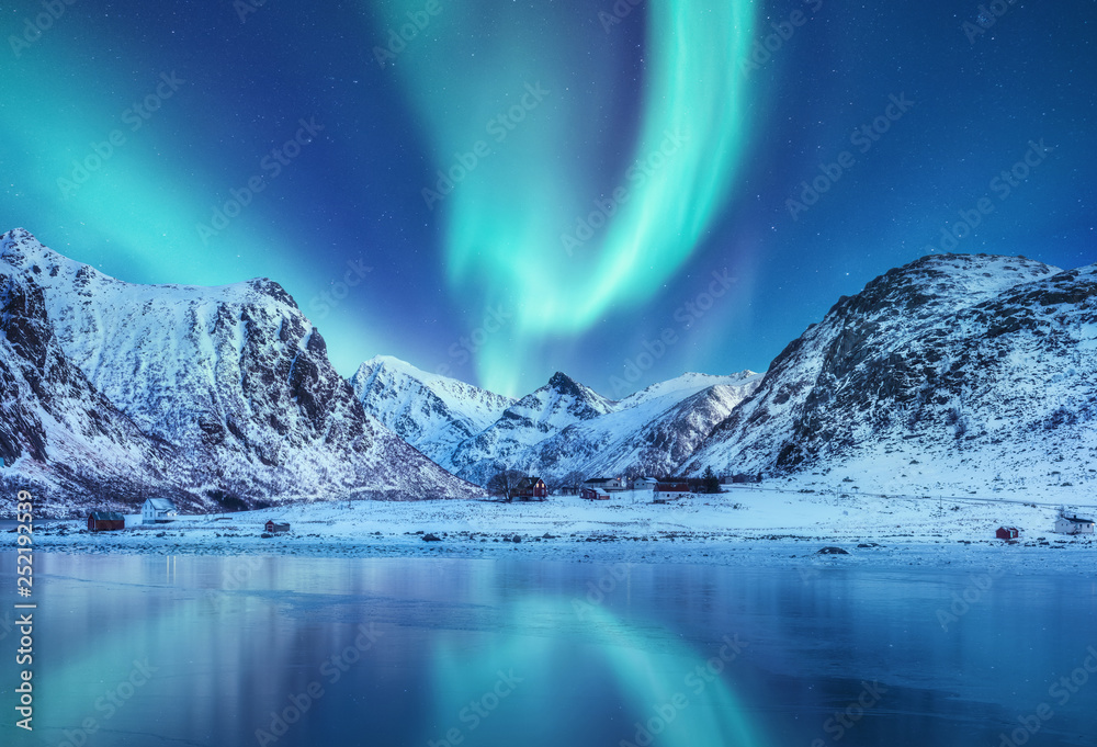挪威罗弗敦群岛上的北极光。群山之上的绿色北极光。夜空智慧