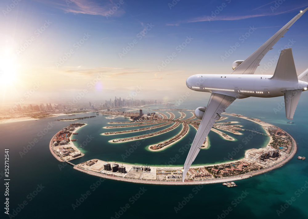 商业喷气式飞机在迪拜上空飞行。