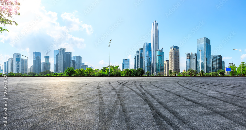 空旷的沥青广场地面和城市天际线，深圳有建筑