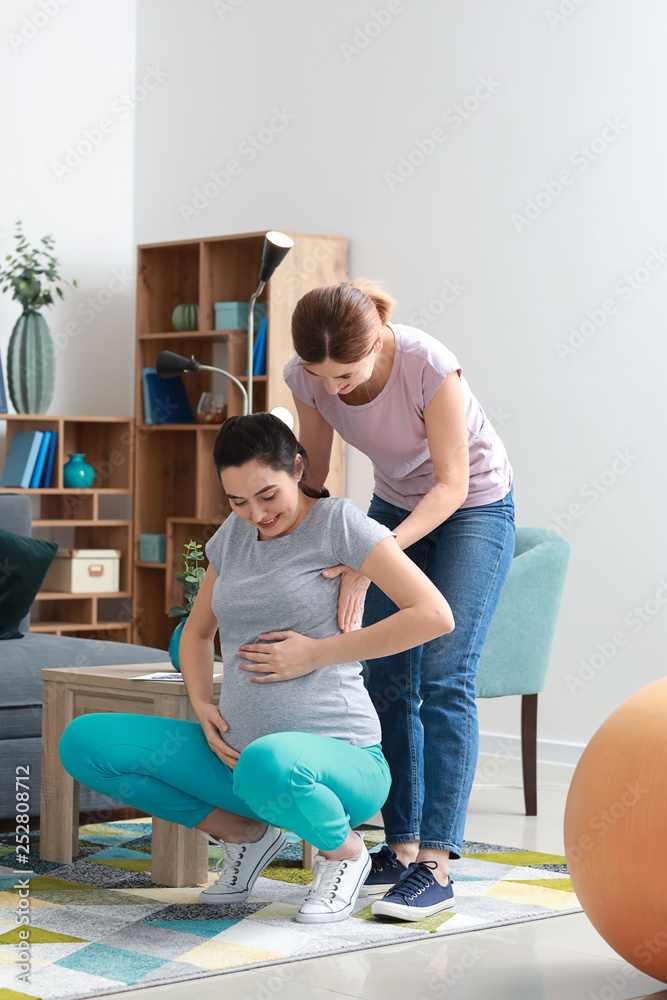 杜拉和孕妇在家锻炼