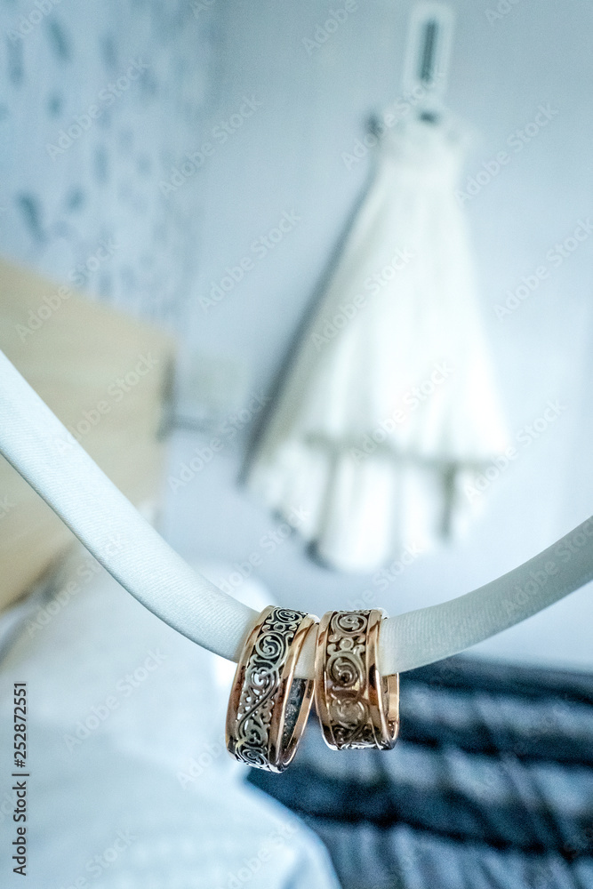 婚纱前面有两枚罕见设计的戒指