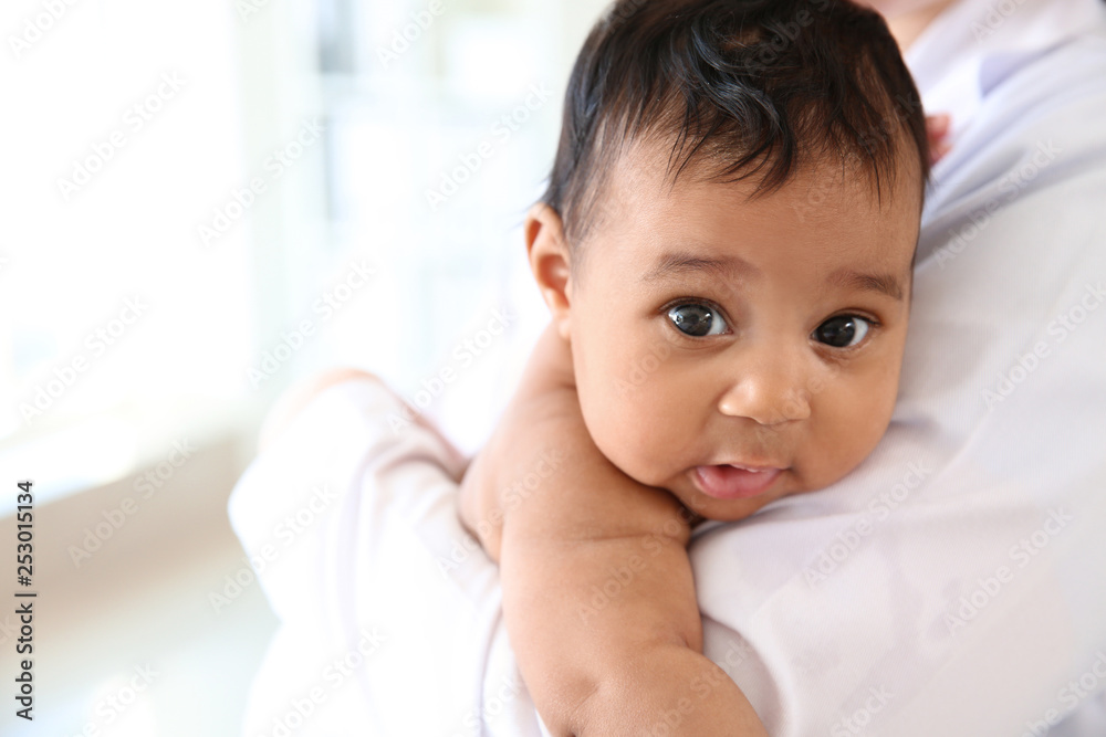 儿科医生带着可爱的非裔美国婴儿在诊所