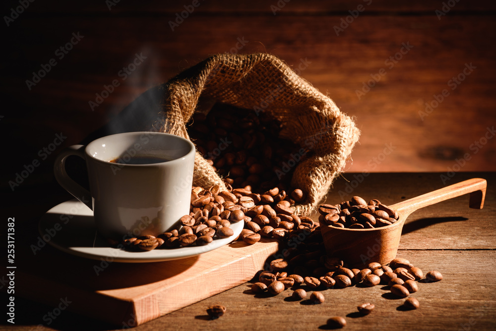 一杯意式浓缩咖啡配烤咖啡豆