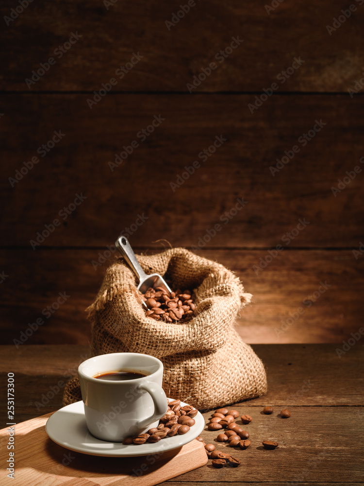 一杯意式浓缩咖啡配烤咖啡豆