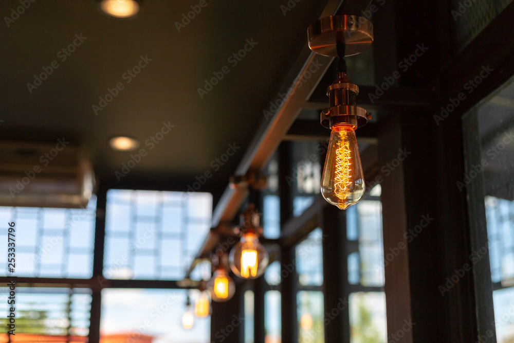 带复印空间的咖啡店照明灯泡特写。