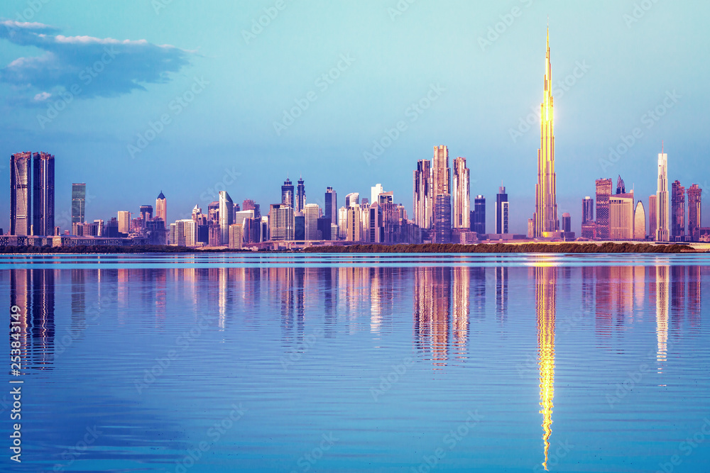 阿拉伯联合酋长国迪拜，日出时令人惊叹的迪拜市中心天际线