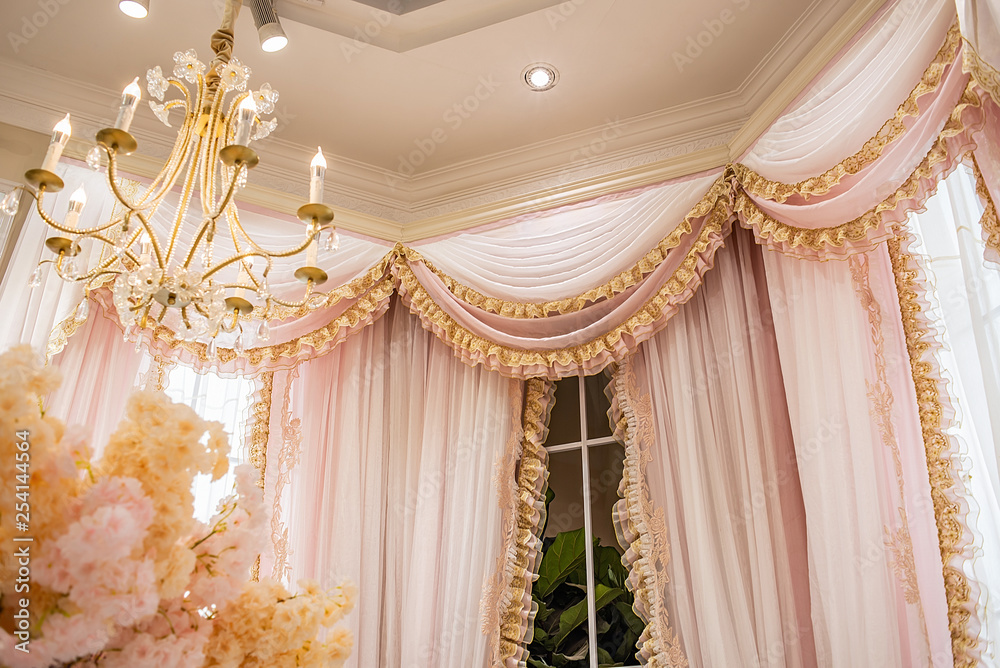梦幻粉色褶皱纱帘和水晶吊灯