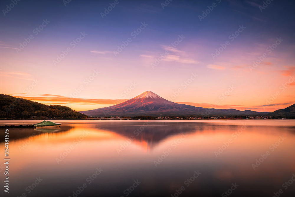 日本富士河河口湖日出时的富士山景观图。
