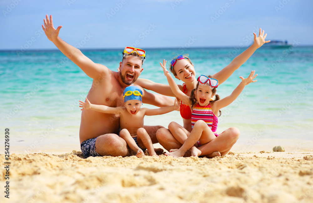 海上海滩上的幸福家庭父亲、母亲和孩子