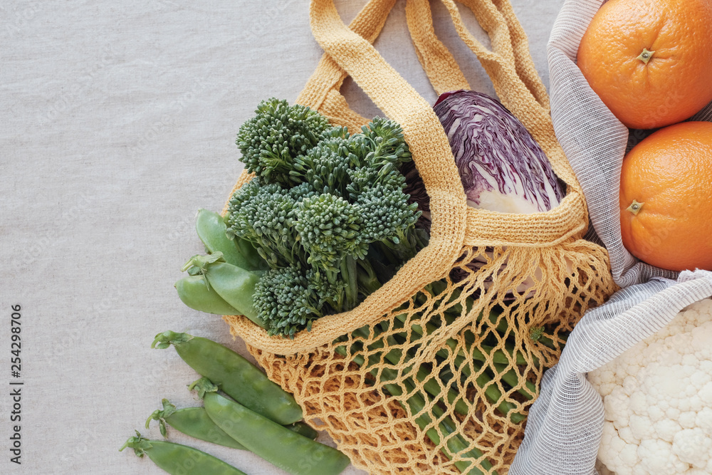 蔬菜和水果装在可重复使用的袋子里，生态生活和零浪费概念