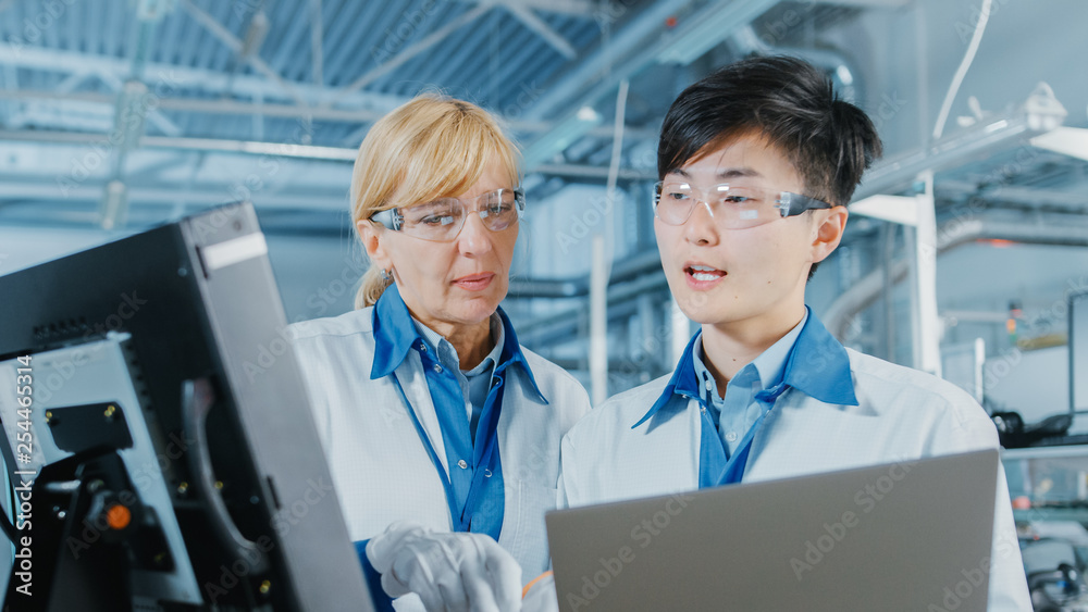 谈高科技工厂亚洲工程师与女主管对话，用电脑编程Pick