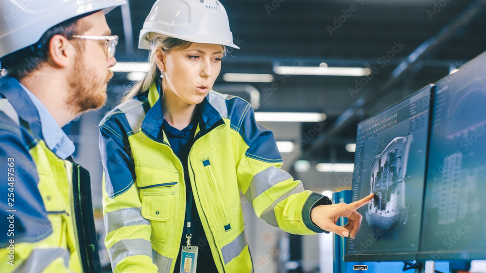 工厂内部男性机械工程师和女性总工程师一起为个人薪酬工作