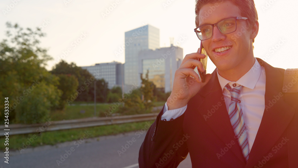 LENS FLARE：一个快乐的商人下班后打电话给他的同事来见他。