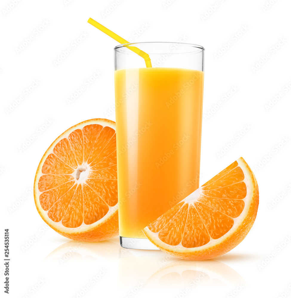 隔离果汁。一杯新鲜橙汁和一片切好的水果，在白底上隔离。