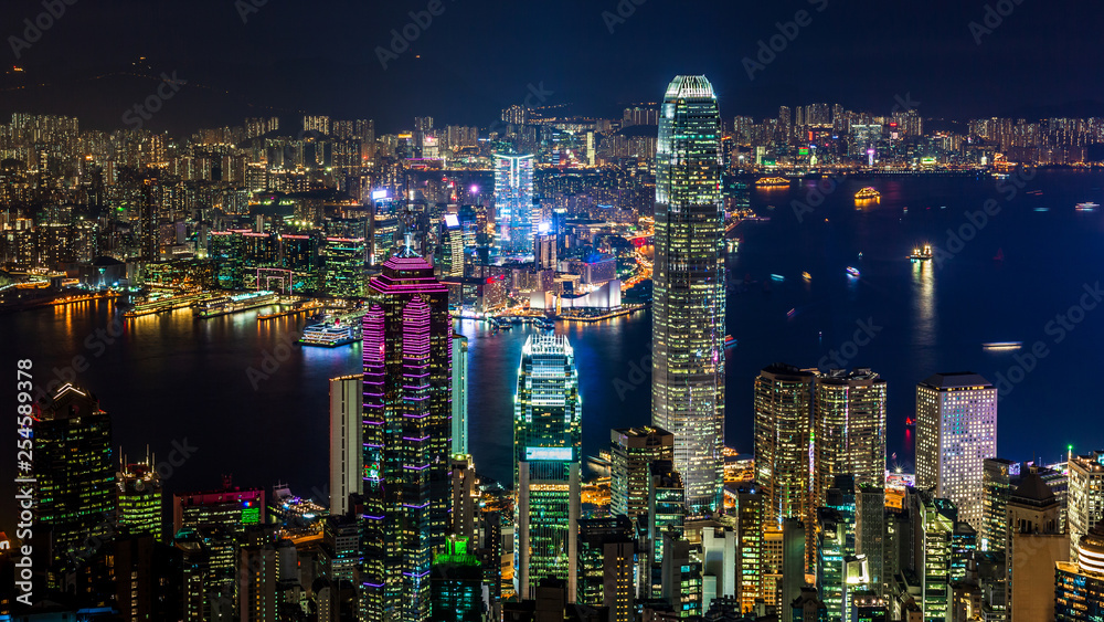 香港晚上从山顶看香港城市景观，晚上从维多利亚山顶看维多利亚港景观，香港K