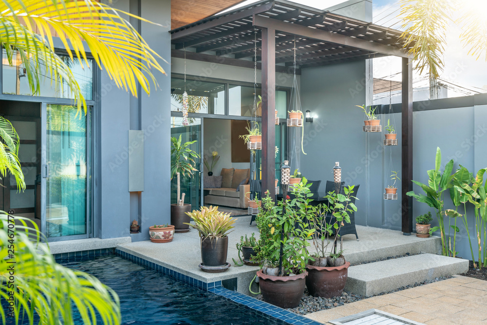 住宅或房屋建筑外观和室内设计，展示带绿色花园的热带泳池别墅，