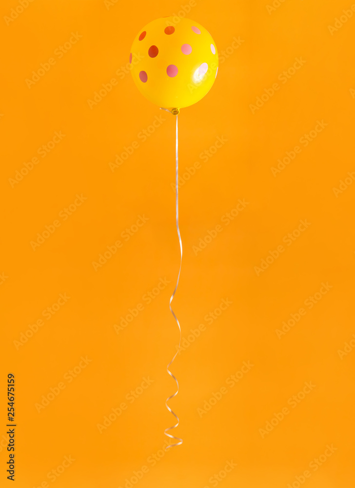 黄色背景上漂浮的派对气球
