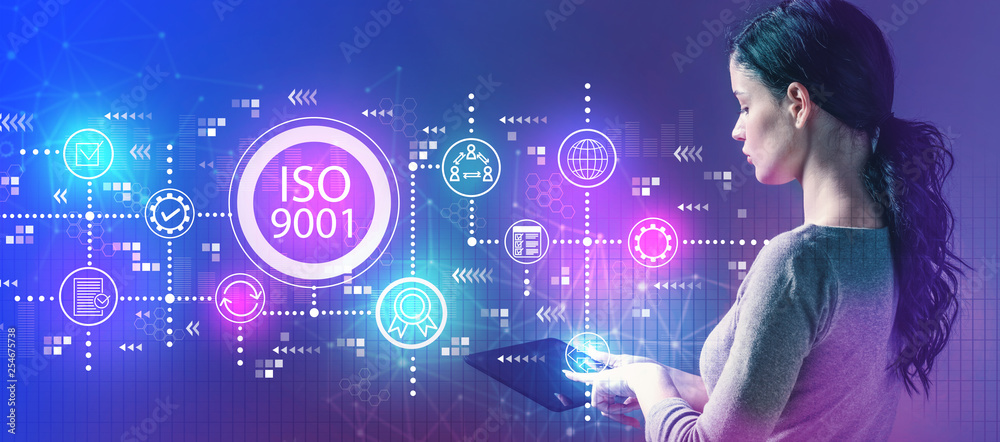 ISO 9001与使用平板电脑的商务女性