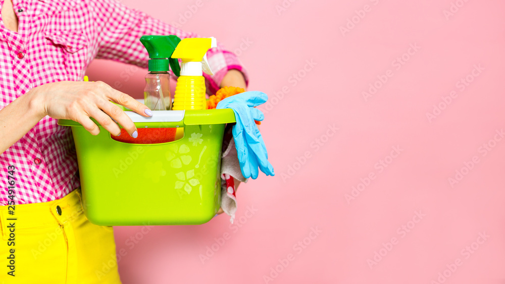 带着家居用品的女士准备打扫房间。春季大扫除