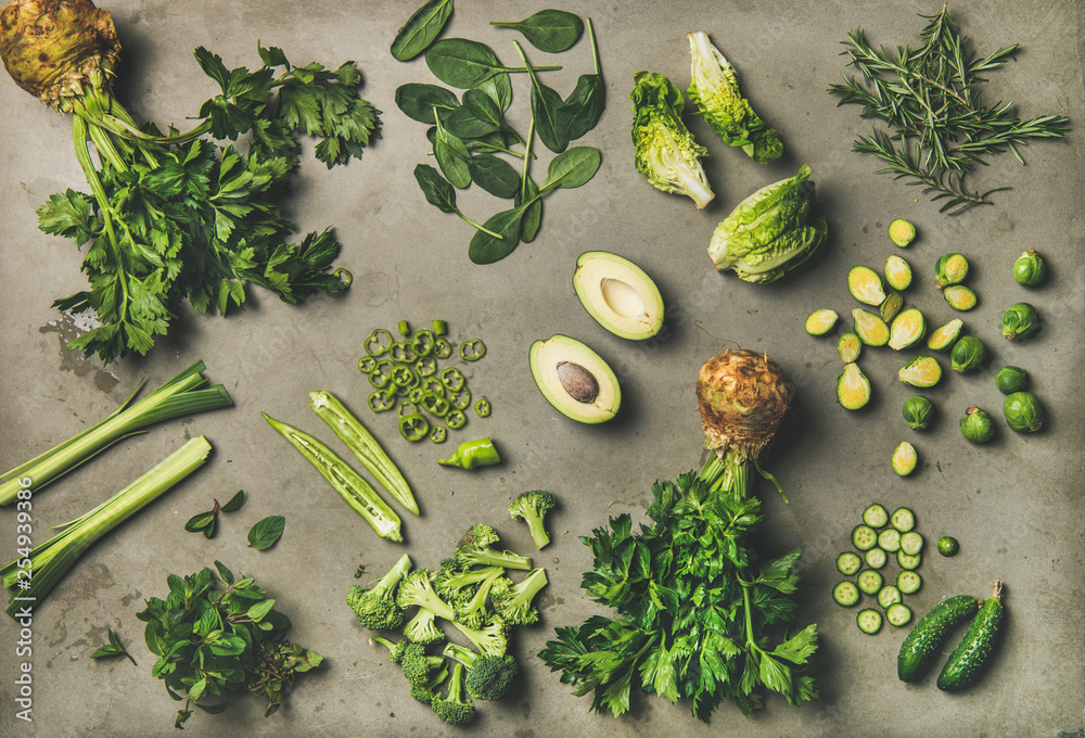 健康的纯素食食材布局。将整份和切好的绿色蔬菜和可食用的香草平铺在c上