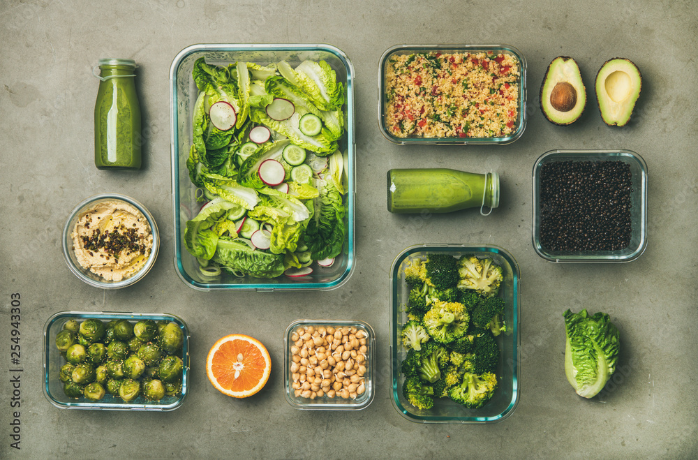 装在容器里的健康素食菜肴。蔬菜沙拉、豆类、豆类、橄榄、芽菜等。