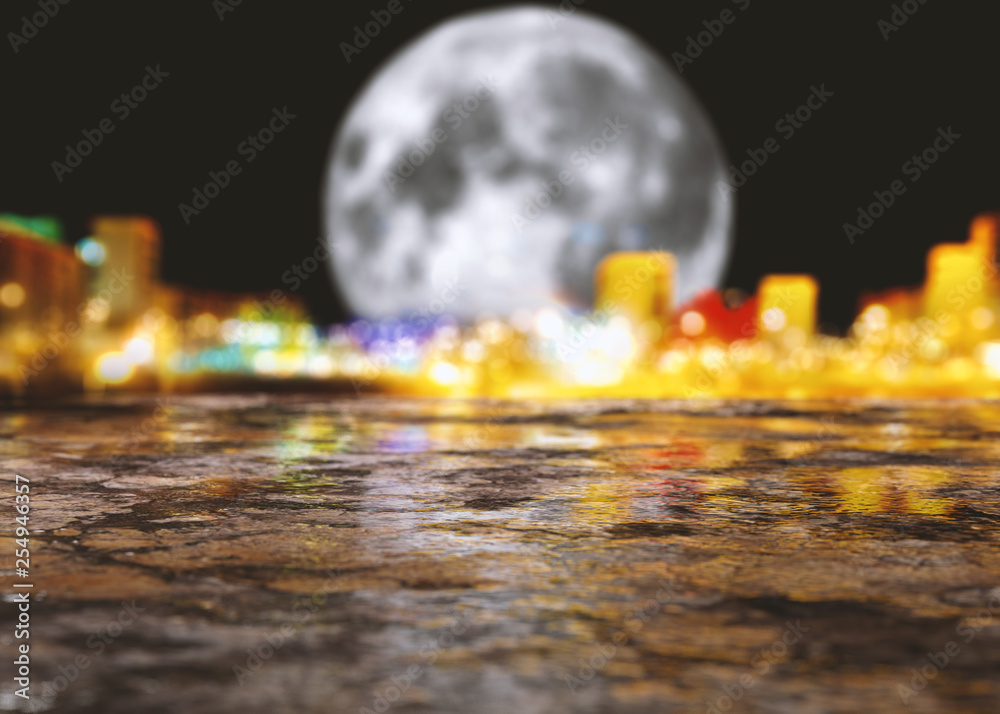 Fondo de asfalto y carretera en la ciudad de noche con luna llena.Luces de farolas y edificios y cha