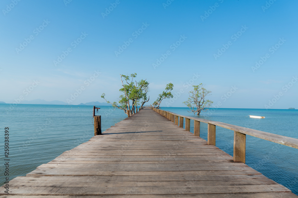 泰国普吉岛带船的木制码头。夏季、旅游、度假和度假概念。