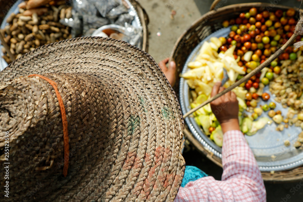 亚洲街头小贩在市场上卖食物的帽子