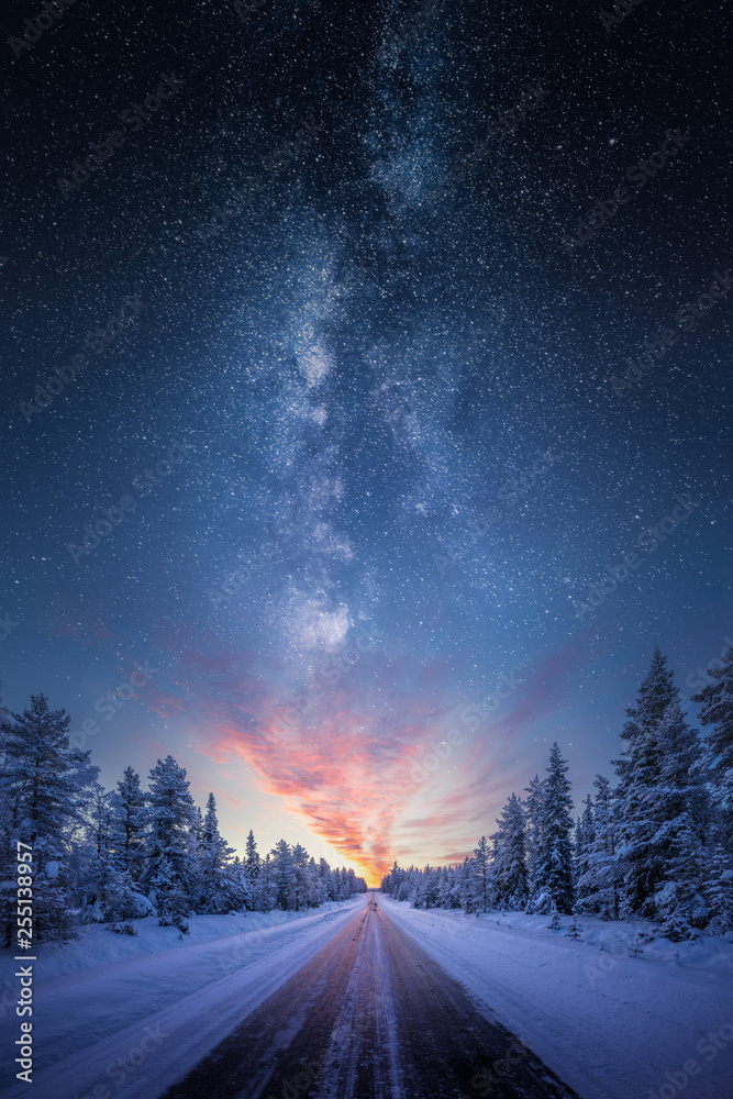 通往彩色日出的道路，在白雪覆盖的树木之间，天空中有史诗般的乳白色道路
