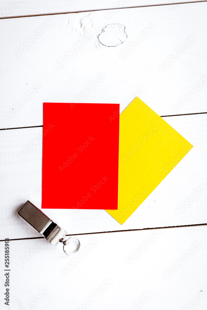 木制背景上的红色和黄色卡片俯视图