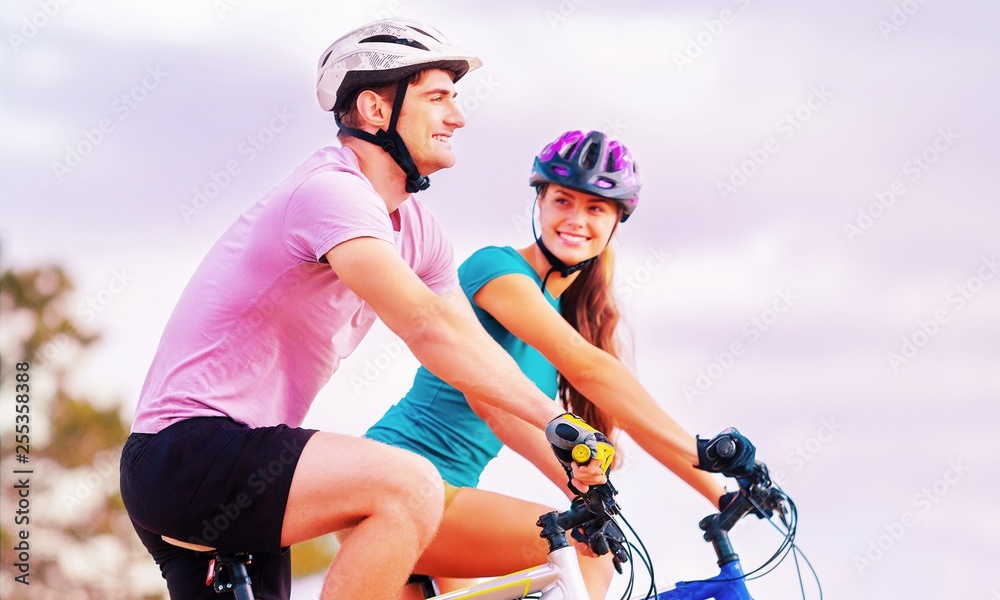 健身、运动、人与健康的生活方式理念——幸福的情侣在户外相约骑行