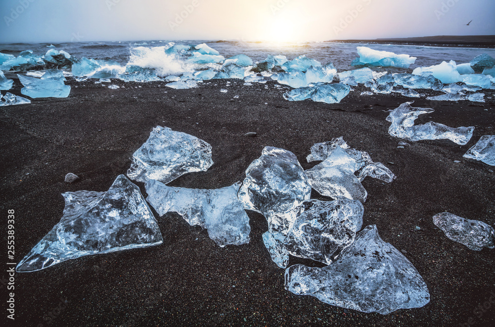 冰岛钻石海滩上的冰山。被称为钻石海滩的黑沙滩上的冰冻冰流向前方
