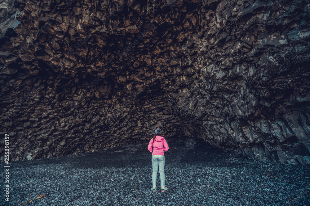 冰岛南部维克Reynisdrangar海滩上的火山黑色岩石洞穴。