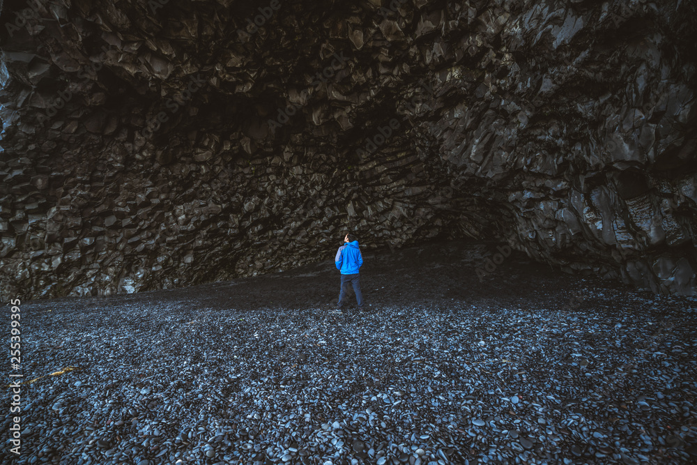 冰岛南部维克Reynisdrangar海滩上的火山黑色岩石洞穴。