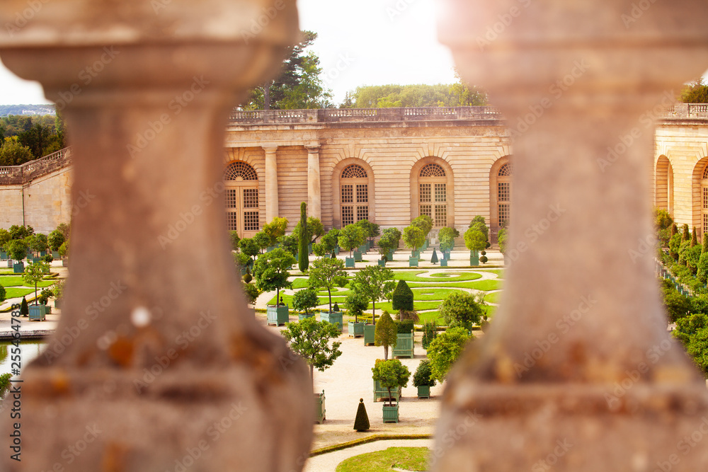 从法国宫殿栏杆看凡尔赛花园