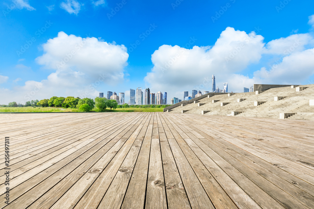 上海城市天际线全景和空荡荡的木质平台地板