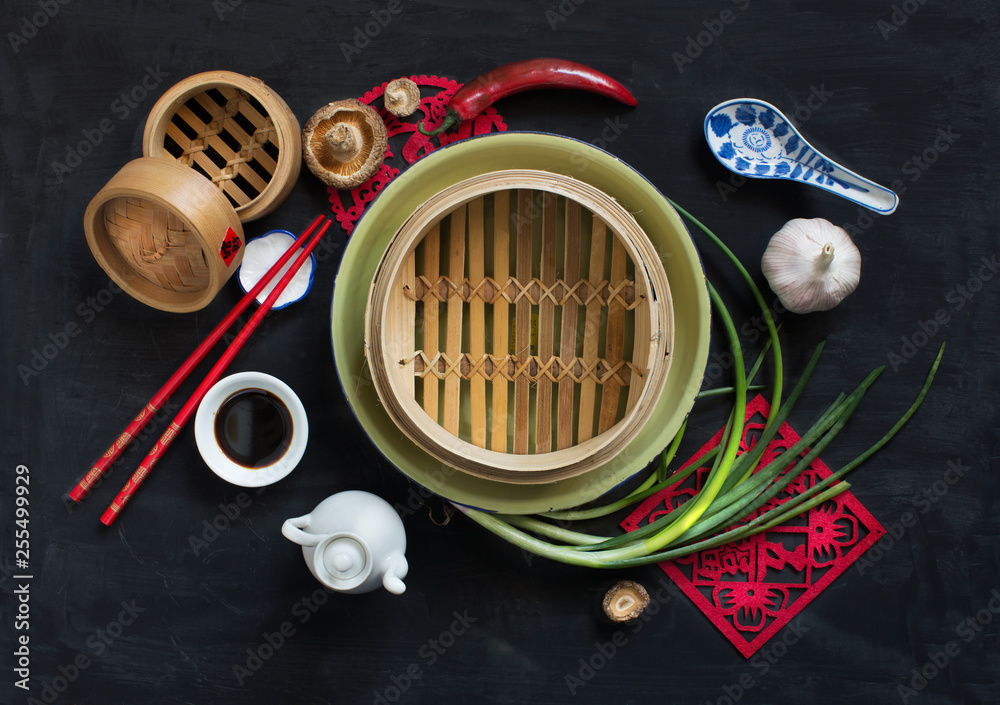 中式食品、饮料原料和餐具平放在质朴的桌面上。