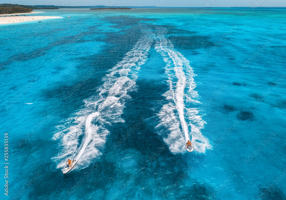 夏季阳光明媚的日子，漂浮在蓝色水中的滑板车鸟瞰图。在印度洋度假，